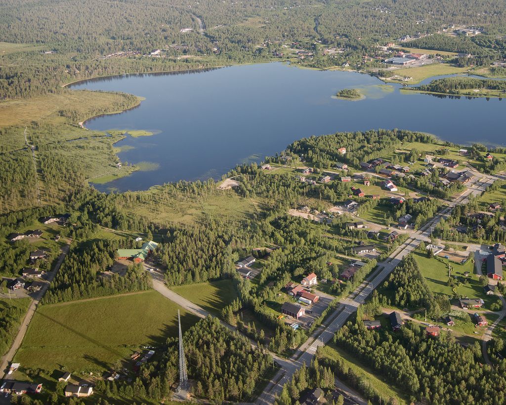 Vasemmassa reunassa, Äkäslompolojärven rannassa on kylän virallinen hiekkaranta. Rannan tuntumaan ei pääse autolla. Hahmottamista helpottaa, kun hoksaa, että oikeassa yläkulmassa sijaitsee Jounin Kauppa. Ylläsjärvellä ranta on autolla saavutettavissa.