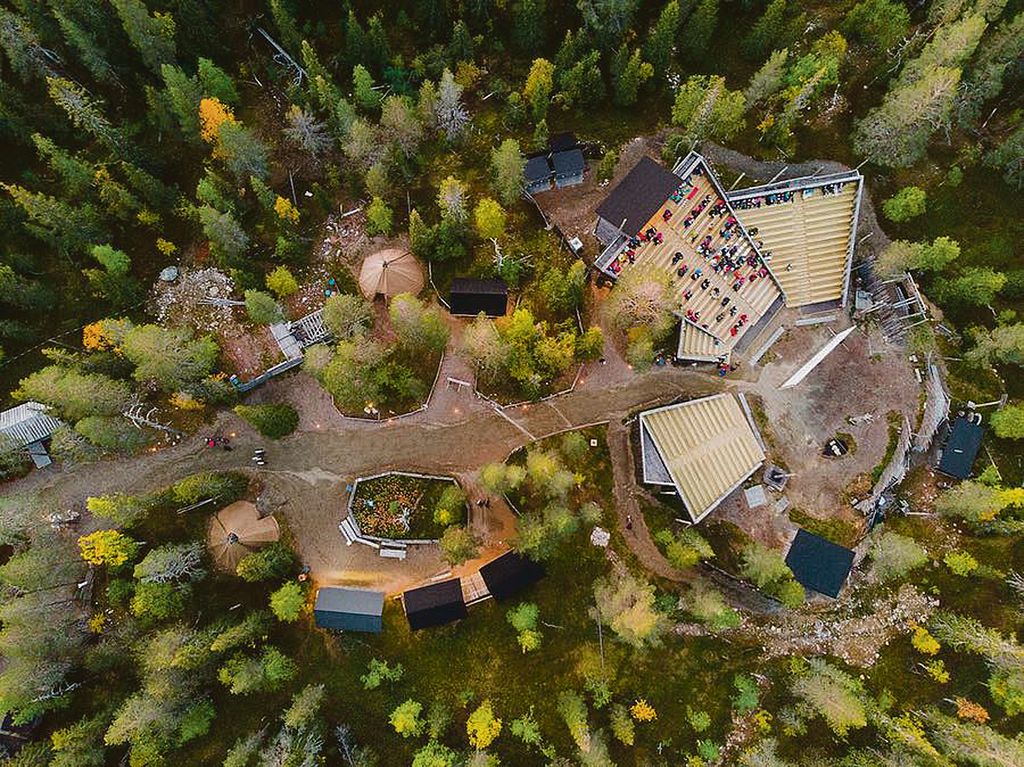 Ihmisen Ringin katsomo on mitoitettu 700 hengelle. Vaikka kaikki 350 lippua per näytös menisi kaupaksi, turvaväleistä olisi silti helppo pitää kiinni. Kuva: Pete Huttunen