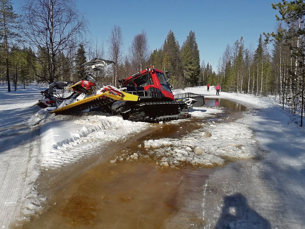 Viime viikolla lämmin sää sai veden virtaamaan polanteen alla niin, että latu petti tampparin alta.