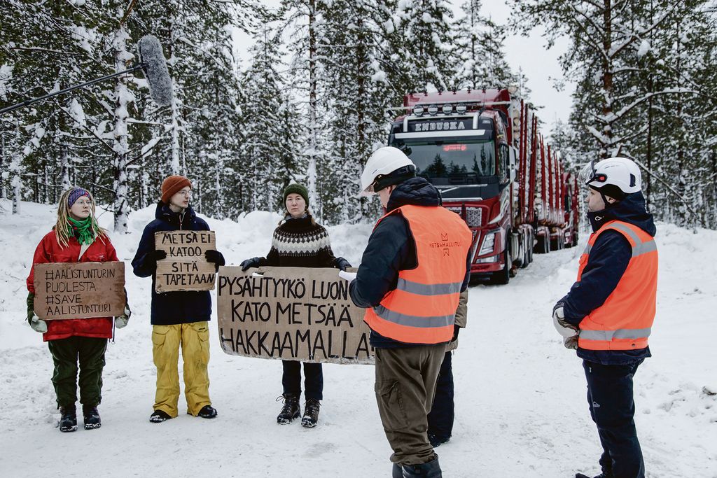 Linnea Backman, Anders Brandt ja Aura Niskanen estivät puutavaraa kuljettavien rekkojen kulkua Aalistunturin lähistön hakkuutyömaalta keskiviikkona 25. tammikuuta. Metsähallituksen edustajat keskustelivat tilanteesta aktivistien kanssa.