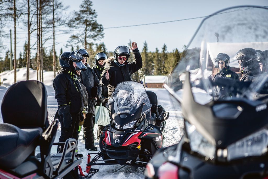 Ylläksen alueella toimii useita yrityksiä, jotka järjestävät kelkkasafareita. Kuvassa Ylläs Experiencesin Jussi Pusa opastamassa asiakkaitaan ennen starttia. Ylläksen alueella on noin 410 kilometriä merkittyjä moottorikelkkareittejä. Kuva: Satu Renko