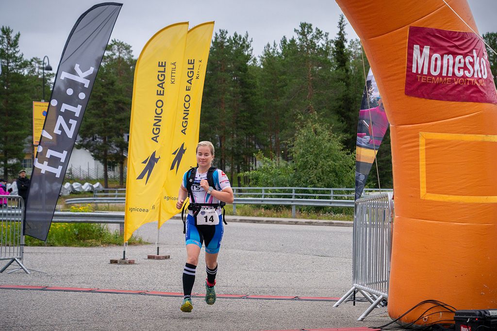 Tuija Timonen vei Levi Extreme Triathlonissa pitkän matkan voiton murska-ajalla. Kuva: Visit Levi