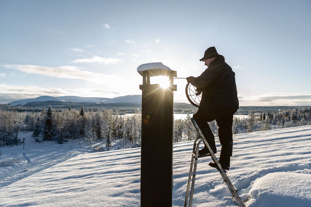 Lasse Korteniemi maisemakonttorissaan. ”Ihan näin komeaa maisemaa ei ole jokaisella työmaalla”, hän naurahtaa.