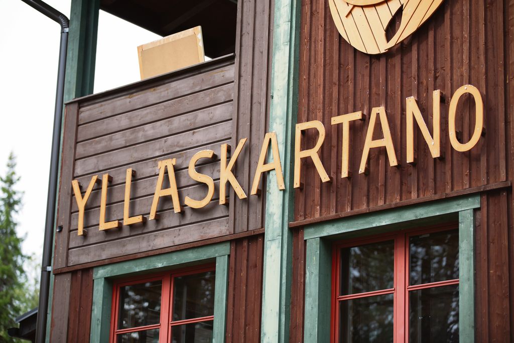 Tulipalossa tuhoutunut hirsinen kartano oli Äkäslompolon ensimmäisiä matkailurakennuksia. Palon aikaan rakennuksessa toimi Silver Fox Hostel.