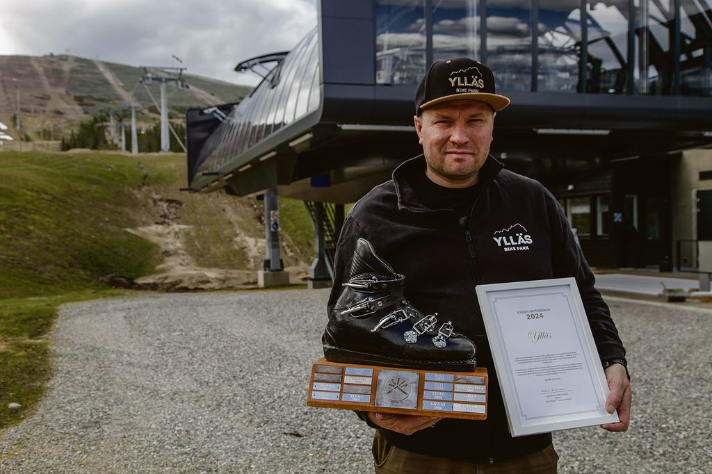 Mikko Virranniemi esitteli Kuukkelille kesäkuussa palkintoa, jonka Ylläs pokkasi talvisesongin päätteeksi.