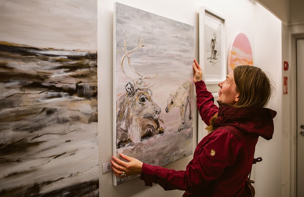 Emilia Syväjärvi avasi 1. heinäkuuta näyttelynsä Yllästunturin luontokeskus Kellokkaan Meän Galleriassa.