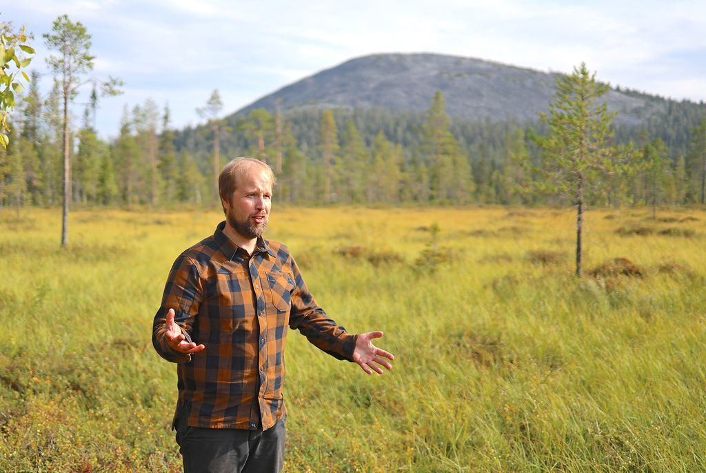 Lapin yliopiston tutkija Henri Wallen on mukana selvittämässä Ounastuntureiden metsämittarimysteeriä. Yhteistyö maastossa liikkuvien poromiesten kanssa on ollut tärkeää. 