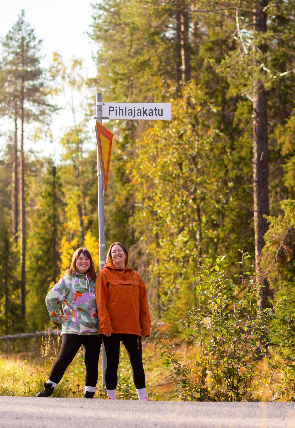 Salattujen elämien käsikirjoittajat Tanja Juslin ja Anni Kangas bongasivat tutun kadun Ylläsjärveltä.