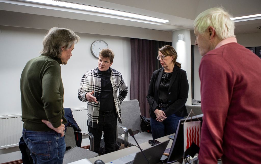 Raimo Roininen (vasemmalla) totesi Tukesin johtavalle asiantuntijalle Ossi Leinoselle ja Tukesin johtajalle Kirsi Levälle, että jos kaivoslupapäätös tehdään nyt käytössä olevilla asiakirjoilla, hän uskoo, että se palaa bumerangina takaisin Hallinto-oikeudesta. ”On myös huolestuttavaa, ettei asioita selvitetä etukäteen, vaan siirretään jälkivalvontaan”, Roininen sanoi.