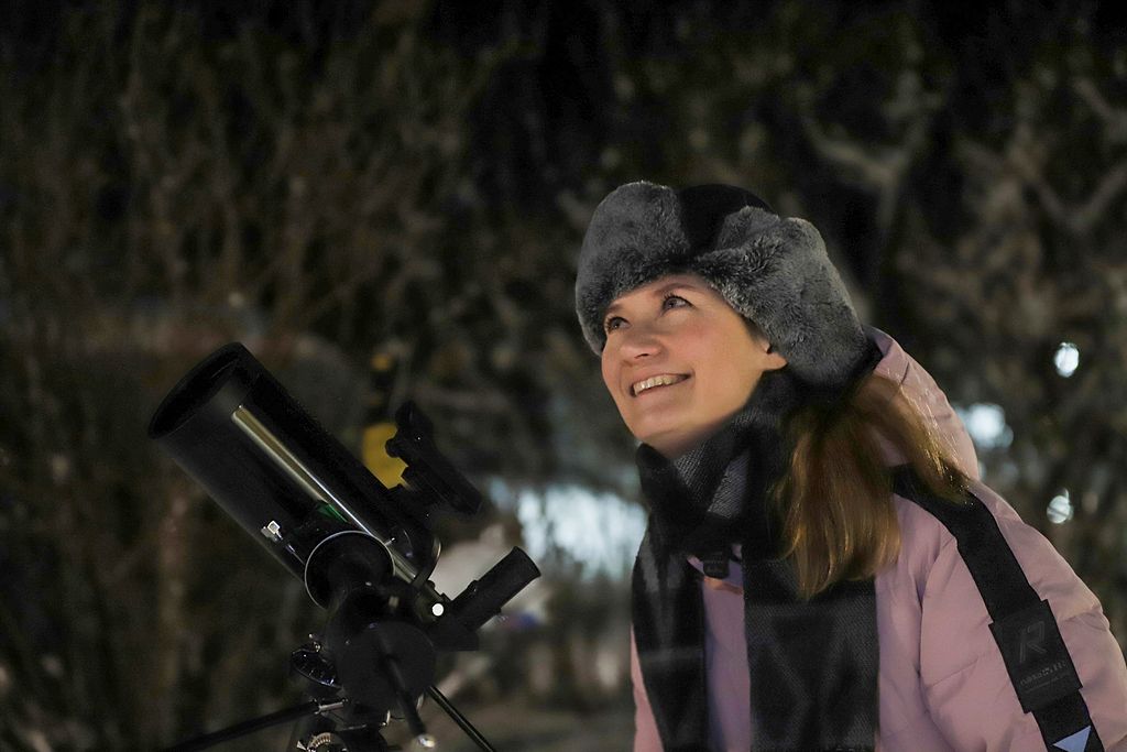 Ursan Taivaanvahti-palvelua ylläpitävä Emma Bruus etsimässä Marsia kaukoputken tähtäimeen. Kaukoputkia voi kysyä lainaan Kolarin kirjastolta.