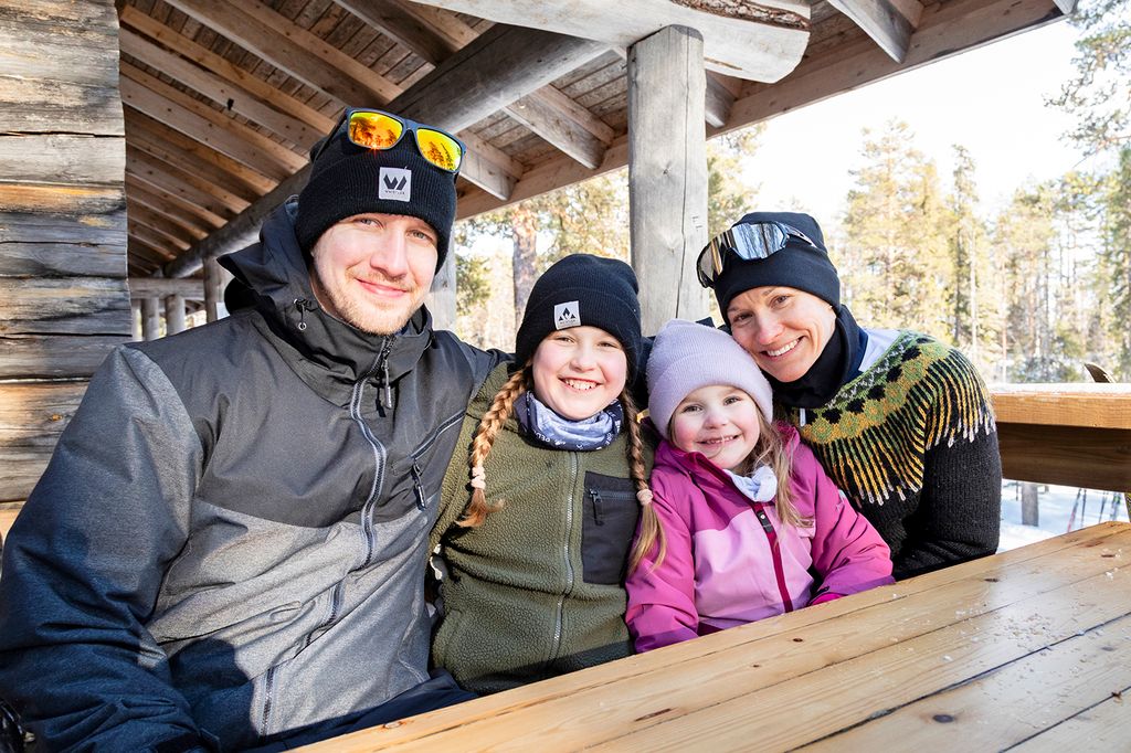 Rober Bång, Clara Lunabba, Samantha Bång ja Katarina Stenbacka hiihtivät Latvamajalle. Tauolla äiti-Katarina ja lapset pyörähtelivät musiikin tahdissa lavalla.