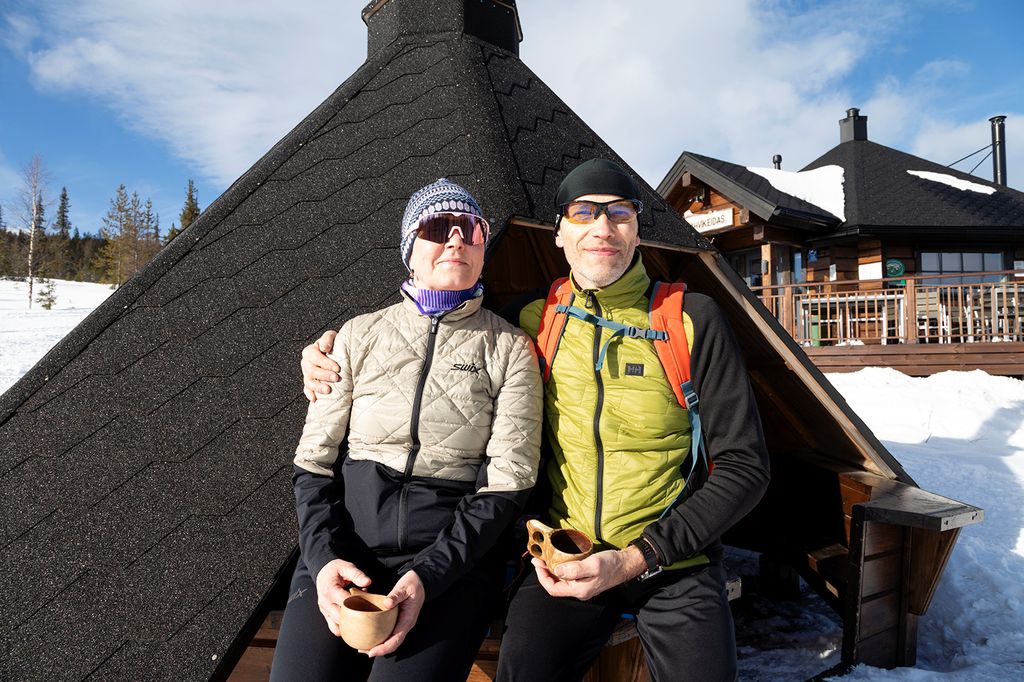 Kokkolalaiset Marjo ja Ari Salo suunnittelevat lomapäiviensä ohjelman päivä kerrallaan sään mukaan.