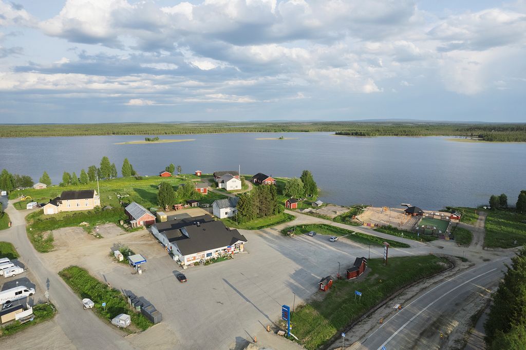 Eelin Kauppa sijaitsee Ylläsjärven rannalla. Kuva: Christer Ådahl